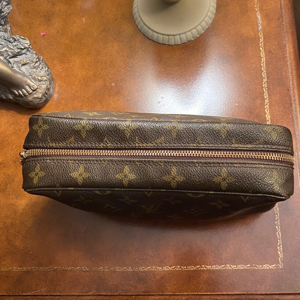 Louis Vuitton Trousseau Toiletry
Pouch Monogram 23 Brown Clutch with COA - Picture 4 of 12